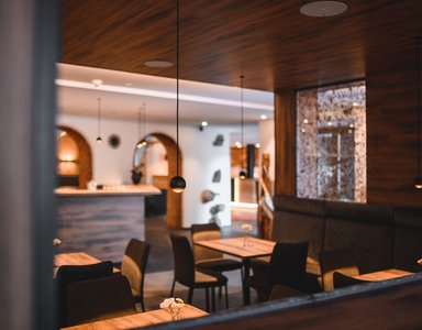 Gemütliches Restaurant mit Holzmöbeln und moderner Beleuchtung