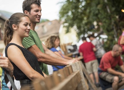 Giovani rilassati appoggiati a una recinzione di legno all'aperto