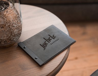 Speisekarte vom Gasthof Jochele auf einem Holztisch