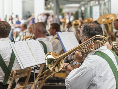 Banda musicale suona trombe con spartiti in evento pubblico
