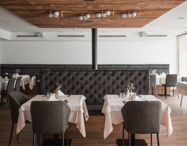 Leeres Restaurant mit gedeckten Tischen und modernen Stühlen