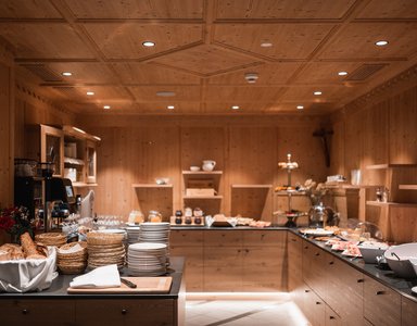 Gemütlicher Frühstücksraum mit Buffet und Holzvertäfelung