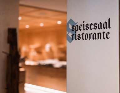 Schild mit der Aufschrift Speisesaal Ristorante am Eingang